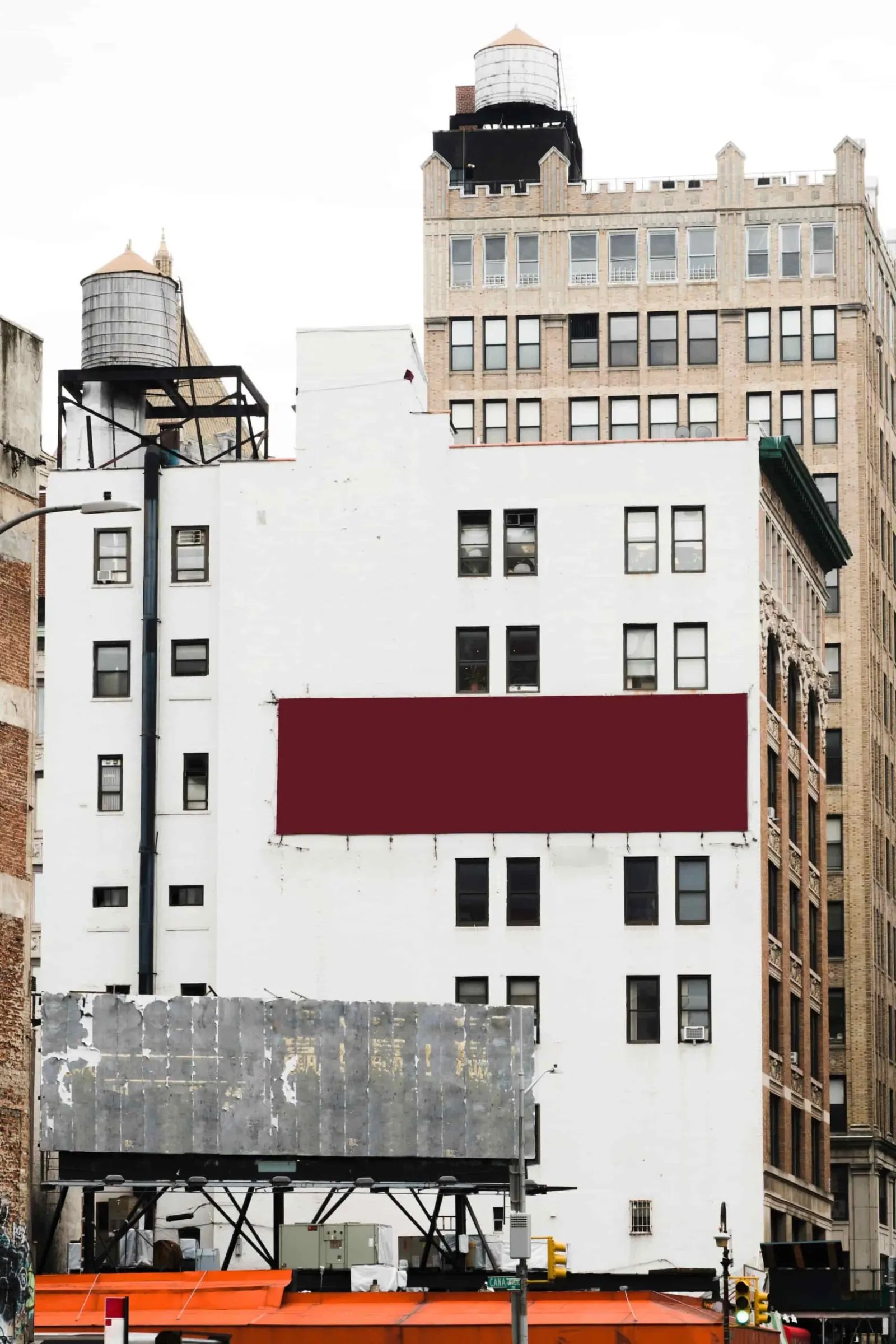 Valla publicitaria de gran formato en la fachada de un edificio