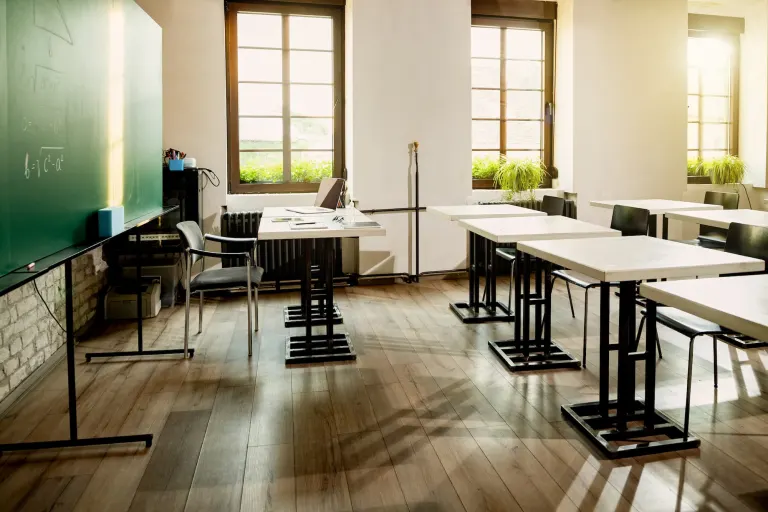 Aula equipada con pupitres y sillas