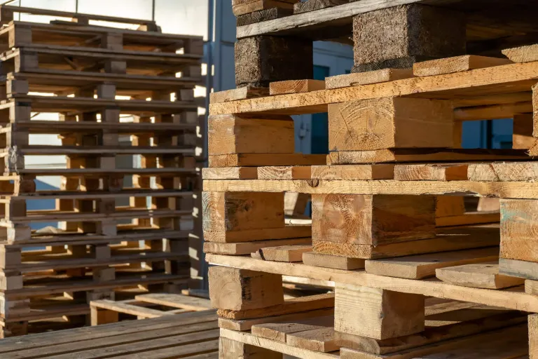 Palés de madera apilados en un almacén